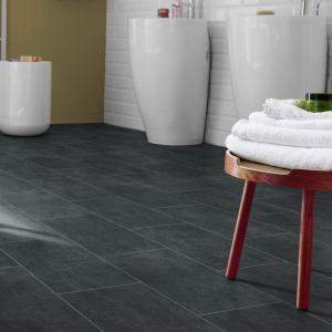 Sol vinyle Best effet carrelage marbré gris foncé dans salle de bain
