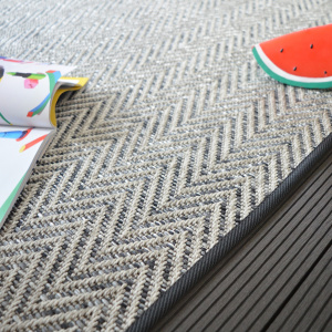 Tapis intérieur / extérieur Java Chevron silver galon anthracite - Tranche