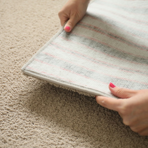 Tapis Cocoon grège galon fauve - envers