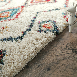Bord du tapis berbère Azilal multicolore, détail du tissage épais