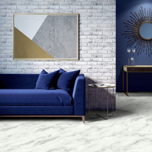 Dalle vinyle - Gerflor Senso Unik - Soleiado, sol effet marbre blanc dans un salon aux accents bleu nuit