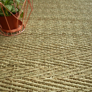 Zoom sur la texture tapis Bihar jonc de mer tissé chevron fibre naturelle