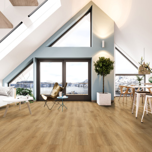 Lame vinyle clipsable - Gerflor R55 Lock+ Acoustic - Selma honey dans un salon lumineux au style loft avec grandes fenêtres