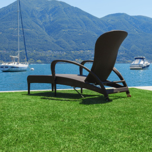 Gazon synthétique Versailles - 40mm installé en bord de lac pour un aménagement élégant