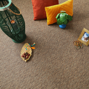 Tapis intérieur / extérieur Timika - Marron camel - Galon noir, tapis tissé plat avec coussins orange, vase vert et accessoires décoratifs