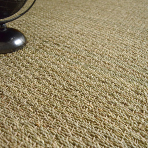 Tapis Jonc de mer - Varana panama - Ganse chocolat et détail de sa texture végétale aux nuances naturelles