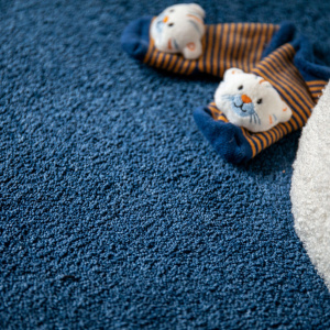Revêtement moquette bleu nuit Pulse, détail surface textile épaisse chaleureuse et douce