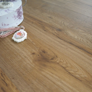 Détail de lame sol vinyle rigide Performance Clic 5G Parquet Chêne Moyen, texture bois réaliste