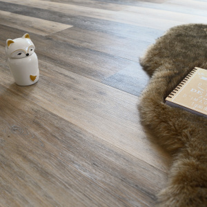 Détail de lame parquet vinyle rigide Performance Clic 5G chêne brossé panaché, relief brossé et nuances ton sur ton