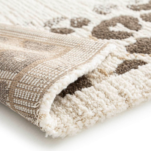 Tapis Sauvage crème motif léopard, détail de l’épaisseur et du confort sous les pieds
