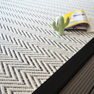 Tapis intérieur / extérieur tissé plat Java Chevron blanc ganse noire - tranche