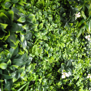 Mur végétalisé avec feuillages variés et ambiance du mur végétal artificiel Manoir champêtre