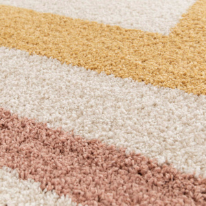 Gros plan sur le tapis Good Mood motifs géométriques jaune et rose poudré