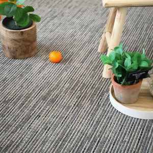 Revêtement de sol Bornéo Silver avec texture effet fibres naturelles et mise en scène décorative
