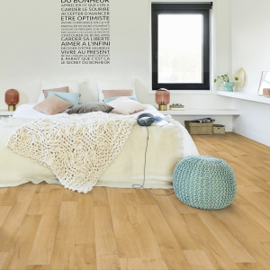 Sol PVC Best imitation parquet hêtre brun clair dans chambre avec lit