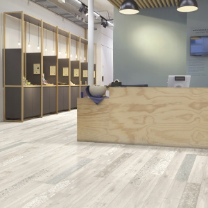 Accueil moderne avec Sol Vinyle Textile - Relief 3D - Imprimé parquet clair effet pochoir volutes, décor clair et élégant