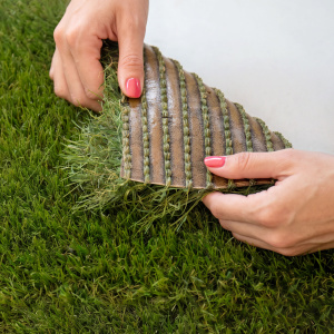 Gazon synthétique Excellence 62 - 62 mm révélant l'épaisseur spectaculaire de ses fibres et la souplesse de son envers