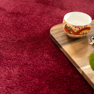 Tapis Pulse rouge grenat, revêtement chaleureux pour salon ou chambre contemporaine