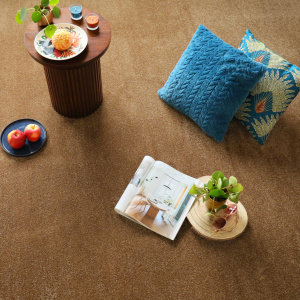 Moquette résistante aux taches Chromaluxe Noisette avec décoration colorée sur sol textile élégant