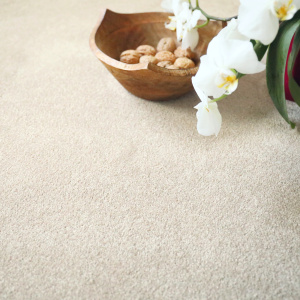 Tapis polyester recyclé Re-cycle vanille texture douce avec accessoires déco