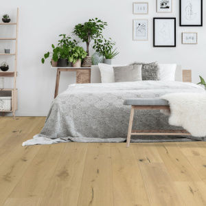 Parquet contrecollé chêne brut vernis mat dans chambre avec tapis et lit