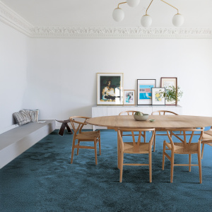 Moquette Lumicolor bleu lagon posée dans une salle à manger moderne à petit prix