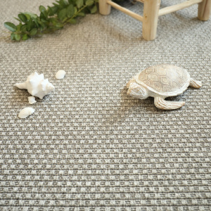 Moquette Sumatra Silver avec texture nattée et mise en scène naturelle élégante