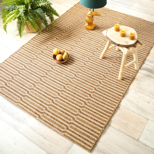 Tapis Capsule formes graphiques cuivrées dans salon moderne lumineux