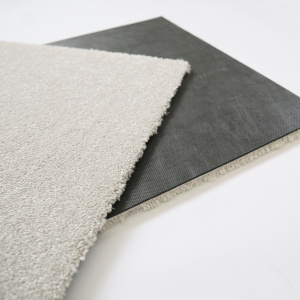 Dalle moquette velours gris perle avec système plombant et pose facile sans colle