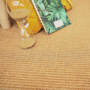 Revêtement en sisal naturel Cuba Paille dorée mettant en valeur un tissage épais et authentique