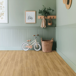 Lame vinyle clipsable - Gerflor R55 Lock+ Acoustic - Gita dans une chambre d’enfant avec petit vélo et murs bleu pastel