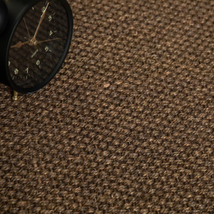 Détail du tapis Tulum Chocolat en sisal naturel, structure tissée 1/2 Panama et nuances profondes
