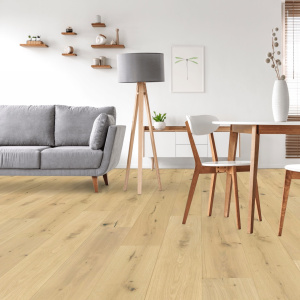 Parquet contrecollé chêne brut vernis mat dans salle à manger avec table et chaises