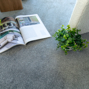 Tapis sur mesure gris brume Pulse, surface textile douce et confortable au quotidien