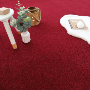 Moquette Rouge Manège rendu moelleux avec mise en scène déco chaleureuse