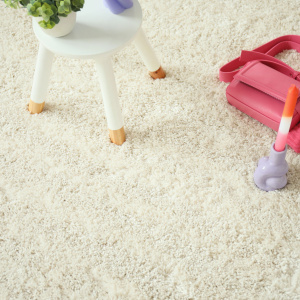 Tapis shaggy sur mesure Back70 crème, revêtement dense et confortable pour espace détente