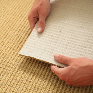 Envers en latex du sol en sisal grosses boucles Cancun Naturel, vue sur le tissage et le support antidérapant
