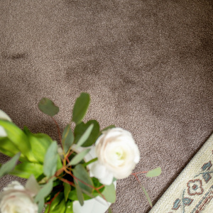 Tapis sur mesure Pulse taupe fumé, revêtement polyamide raffiné et durable