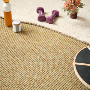Moquette tissé plat Pilates Beige naturel avec accessoires sport et objets déco dans une ambiance chaleureuse