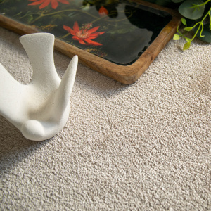 Tapis sur mesure Pulse lin, texture velours claire avec plateau décoratif noir