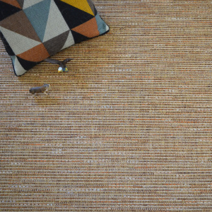 Moquette Bornéo Nature avec tissage plat texturé et coussin graphique dans une ambiance déco moderne