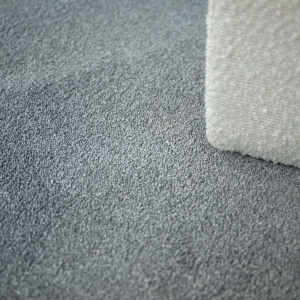Tapis sur mesure Pulse gris brume, rendu haut de gamme et toucher ultra moelleux