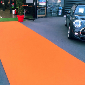 Moquette Stand Event Orange citrouille pour showroom en concession