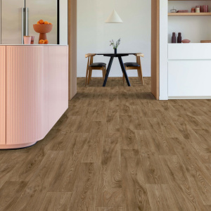 Sol vinyle Batimax Burned Wood T37 imitation parquet brun dans un intérieur contemporain avec meuble rose et mobilier en bois