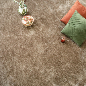 Tapis sur mesure velours épais Éclat FusionBac shaggy marron dans un salon cosy avec coussins décoratifs