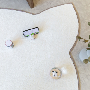 Tapis Miaou - Chat Kawai - Blanc doux décoré de petits accessoires dans une ambiance douce et ludique