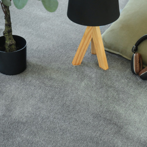 Moquette douce Hypnose Gris acier avec surface moelleuse et rendu élégant