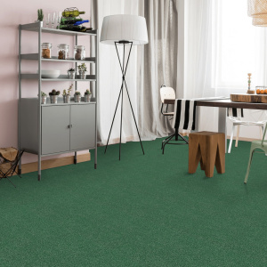 Moquette velours Feelings Balsan Vert Brocéliande 280 dans salon contemporain avec mobilier et plantes