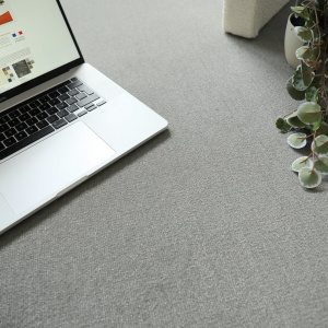 Tapis sur mesure Sylon Gris acier haute résistance avec ordinateur portable posé sur le tapis dans une scène décorative