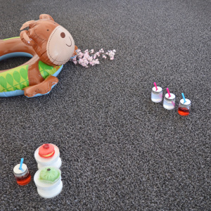 Mise en scène colorée sur gazon décoratif Arty Couleur Gris Foncé 20 mm